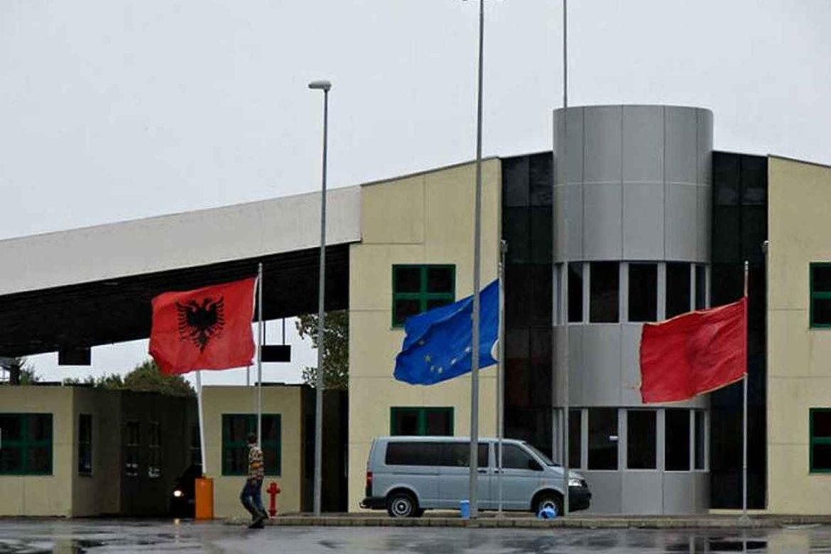 Crossing the Albanian border. Customs.