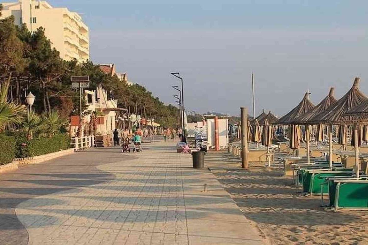 Spacious studio suite with balcony. 42 m2. From 20 euro/day. Durres